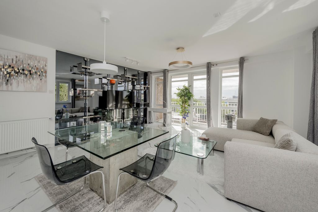 Property photo 3 of 16 428 Buttermere Court-7748.Jpg