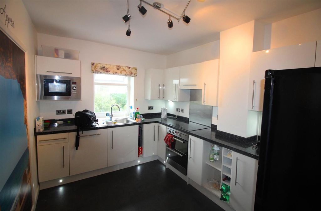 Property photo 3 of 7 Kitchen
