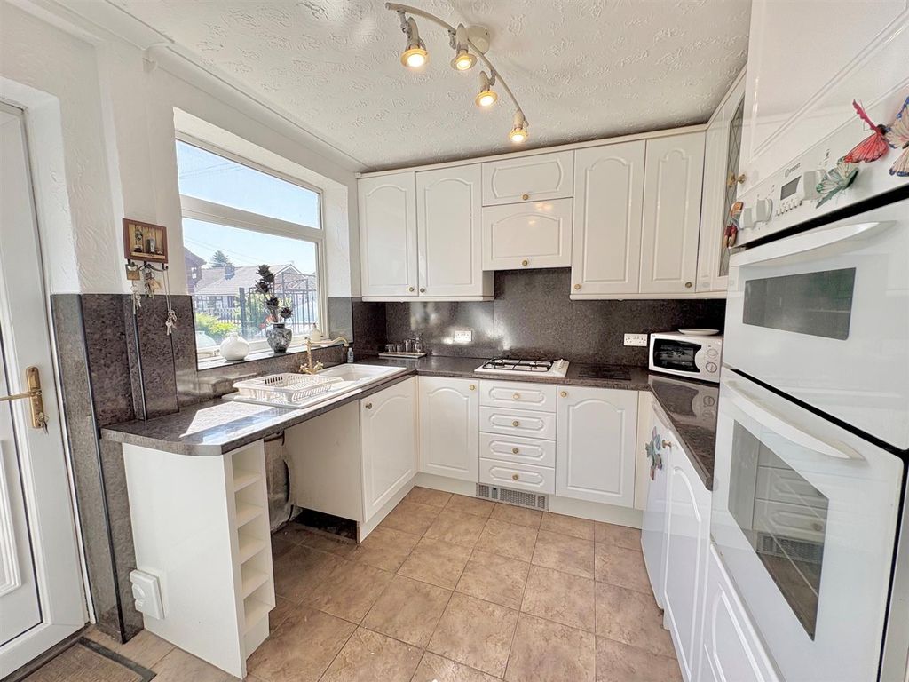 Property photo 3 of 7 Kitchen.Jpg
