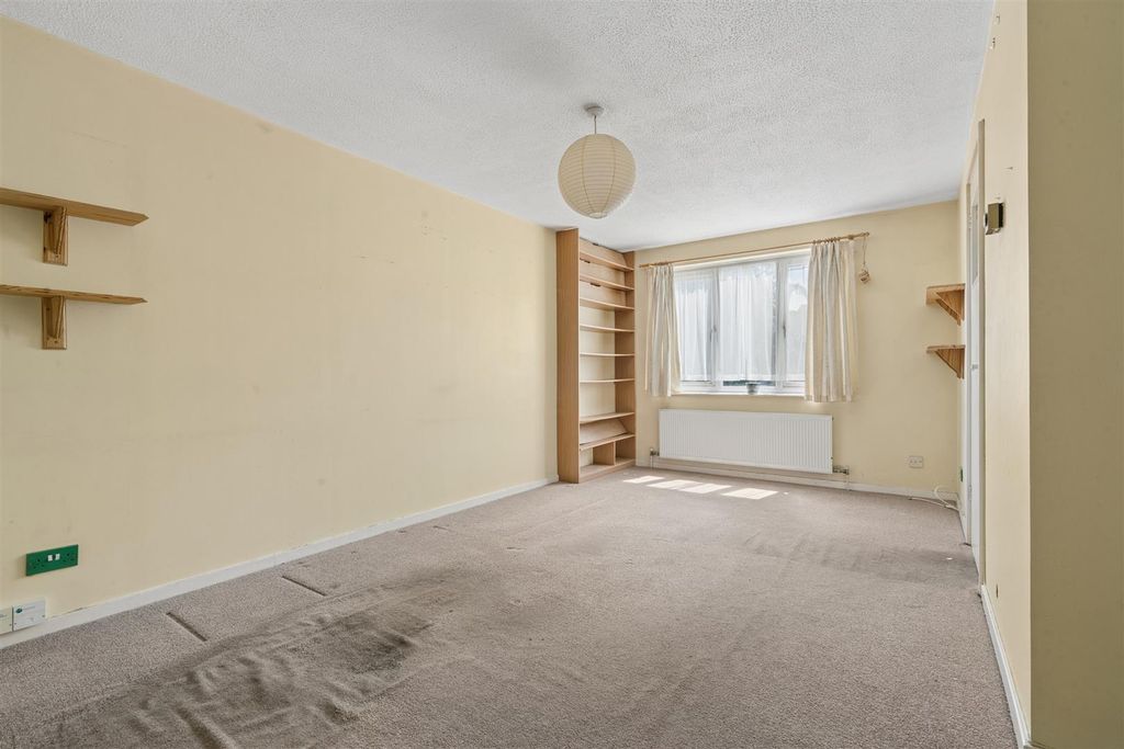 Property photo 3 of 11 75 Hogarth Crescent Sw19 2Uf Reception 1.Jpg