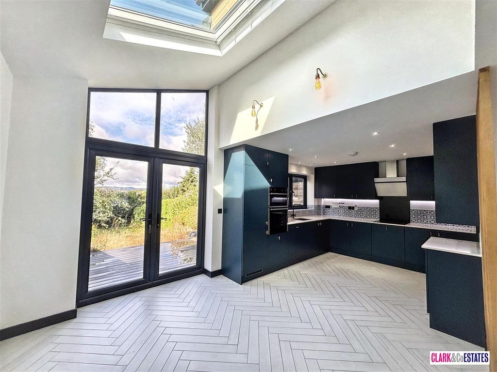 Property photo 3 of 16 Kitchen Diner
