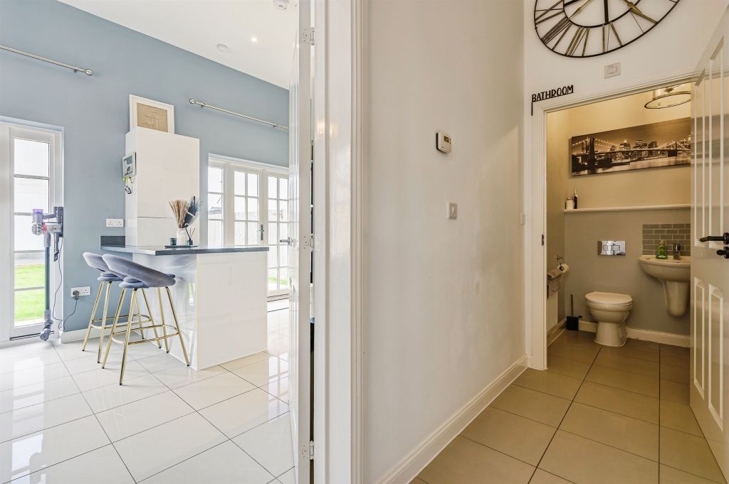 Property photo 3 of 34 Entrance Hall