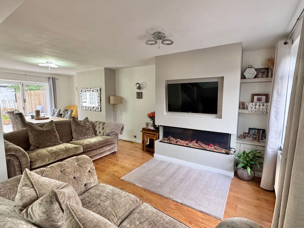Property photo 3 of 16 Lounge