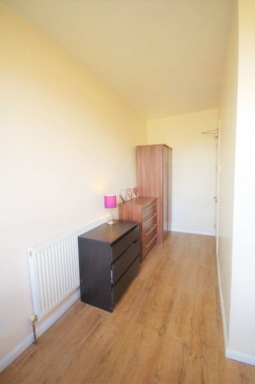 Property photo 3 of 9 Room 4- £800 Available From 11/05/2026