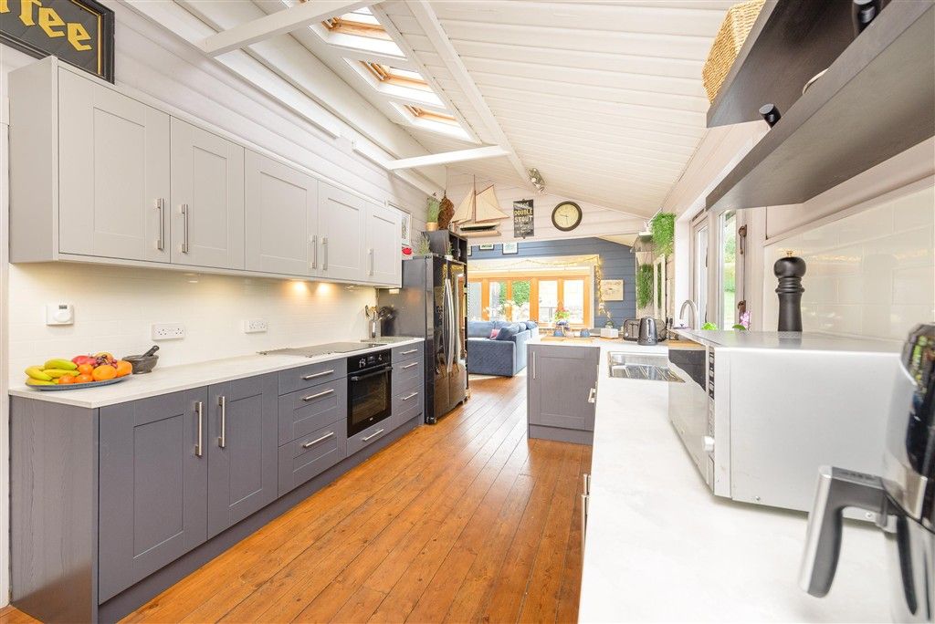 Property photo 3 of 19 Kitchen