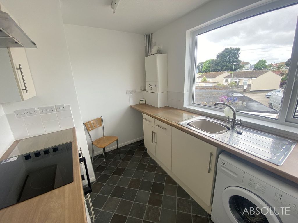 Property photo 3 of 11 Kitchen