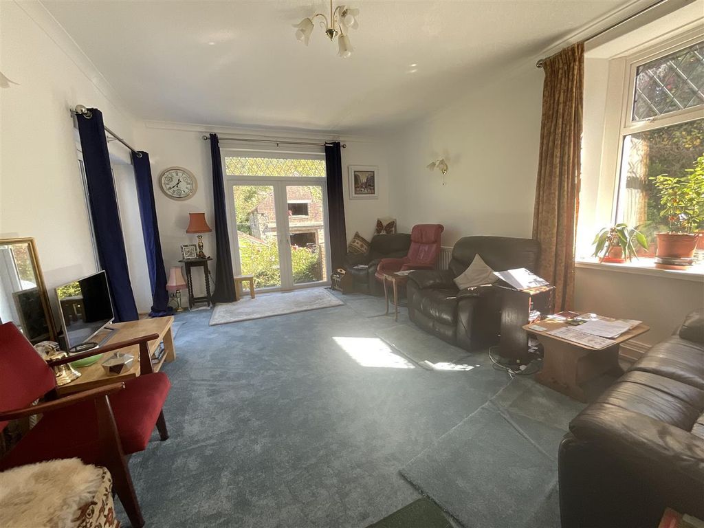 Property photo 2 of 33 Lounge