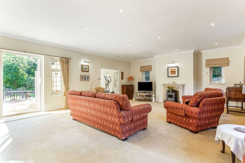 Property photo 2 of 35 Sitting Room