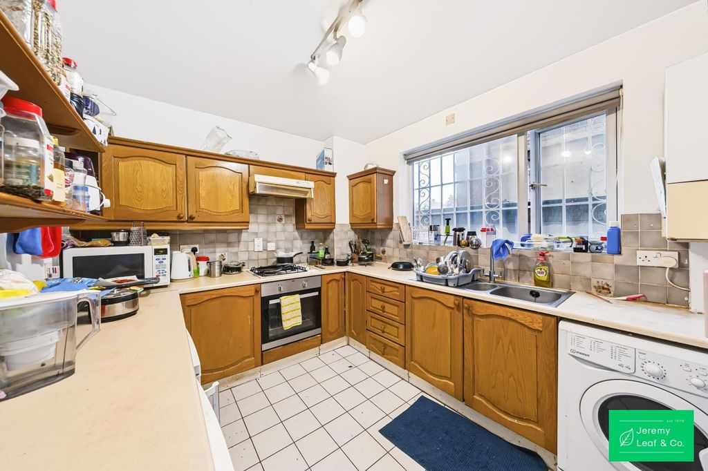 Property photo 3 of 8 Kitchen