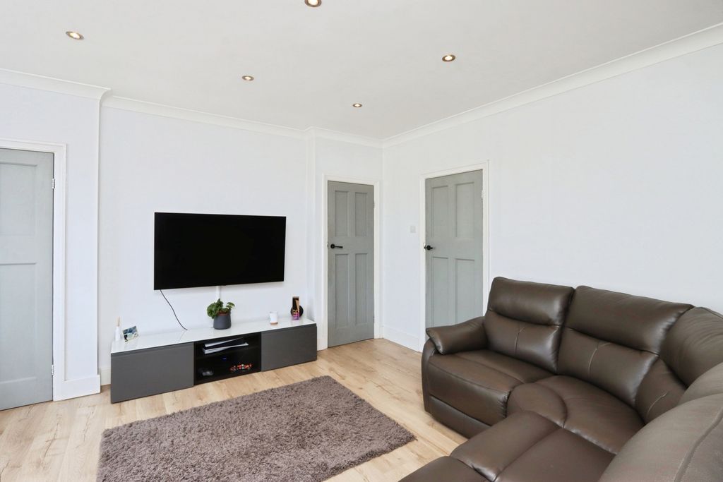 Property photo 2 of 17 Lounge