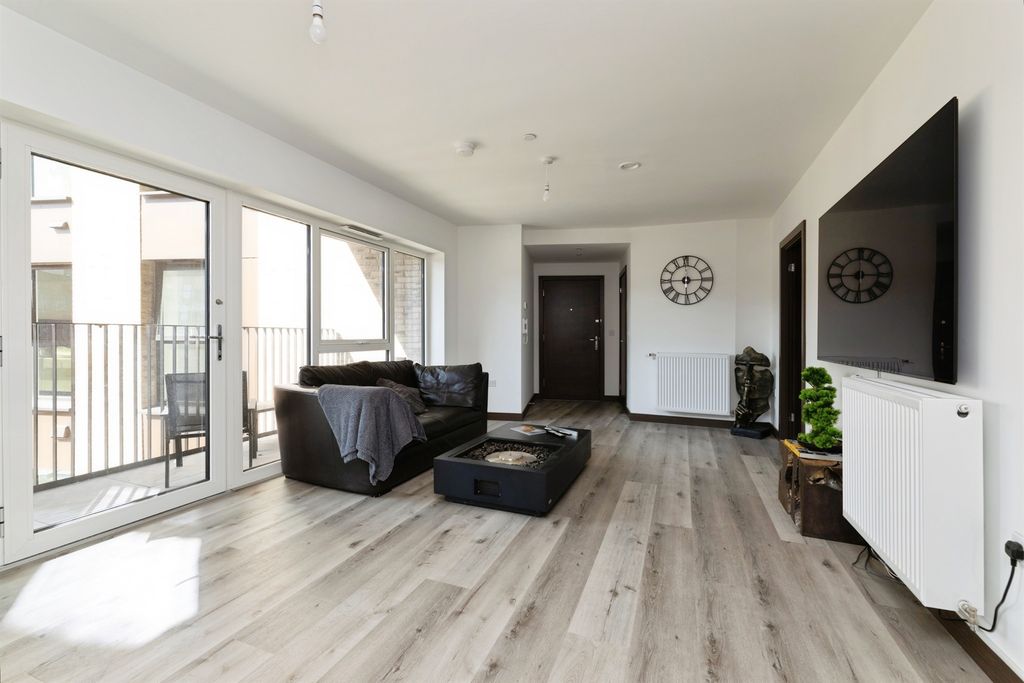 2 bed flat for saleLondon Road, Barking IG11 photo 4