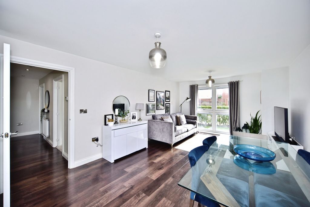 Property photo 3 of 19 Lounge / Kitchen