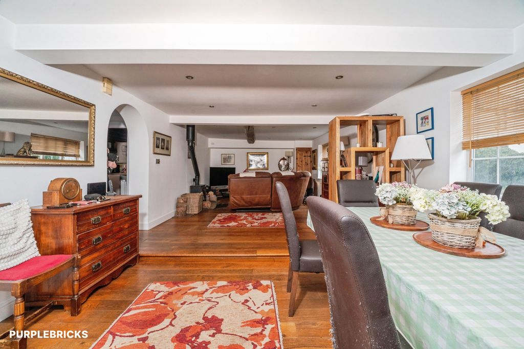 Property photo 3 of 35