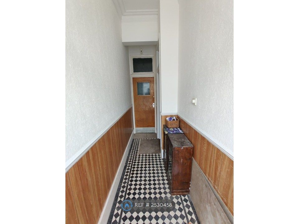 Property photo 2 of 20 Communal Entrance