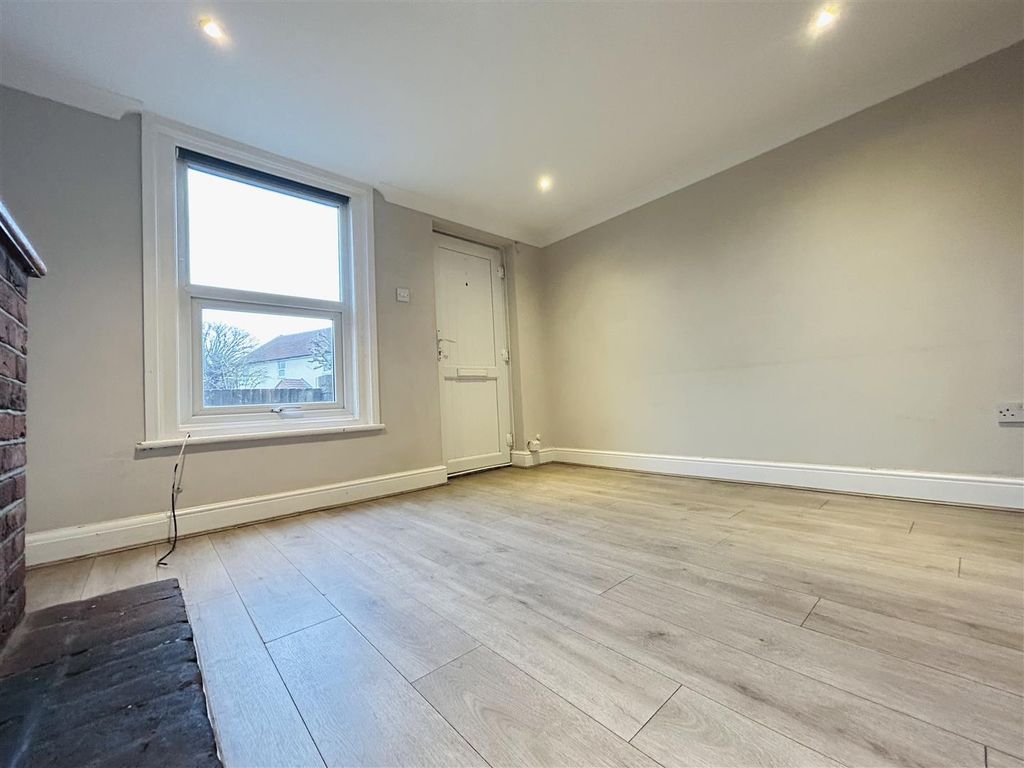 Property photo 3 of 10 Lounge