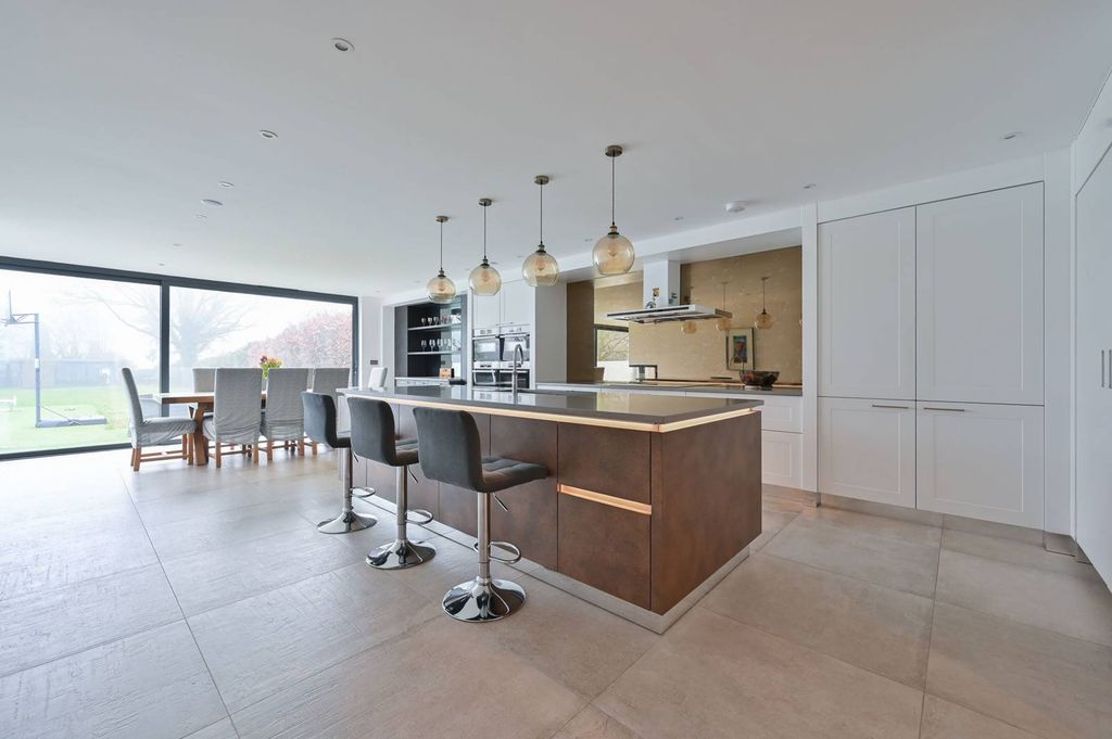 Property photo 1 of 30