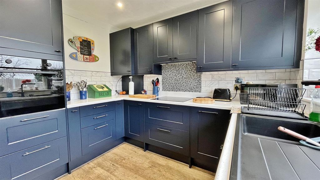 Property photo 3 of 20 Kitchen