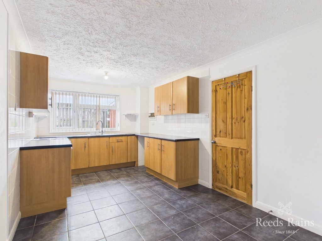 Property photo 2 of 19 Dining Kitchen