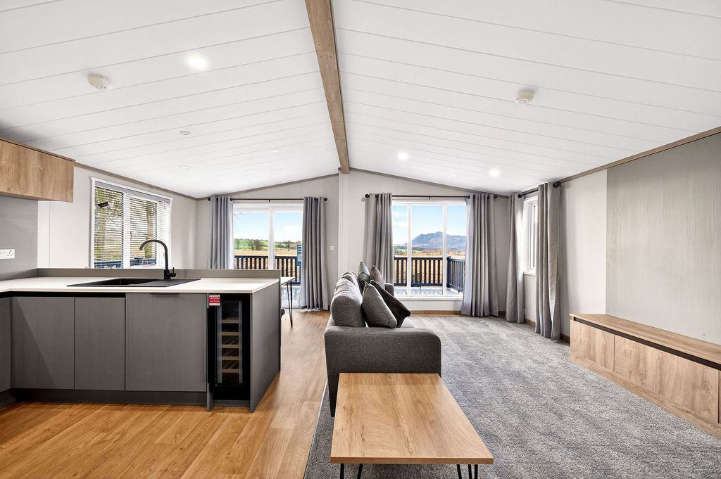 Property photo 2 of 33 Living / Kitchen