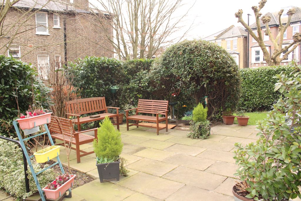 Property photo 3 of 11 Communal Garden Seating Area (1)
