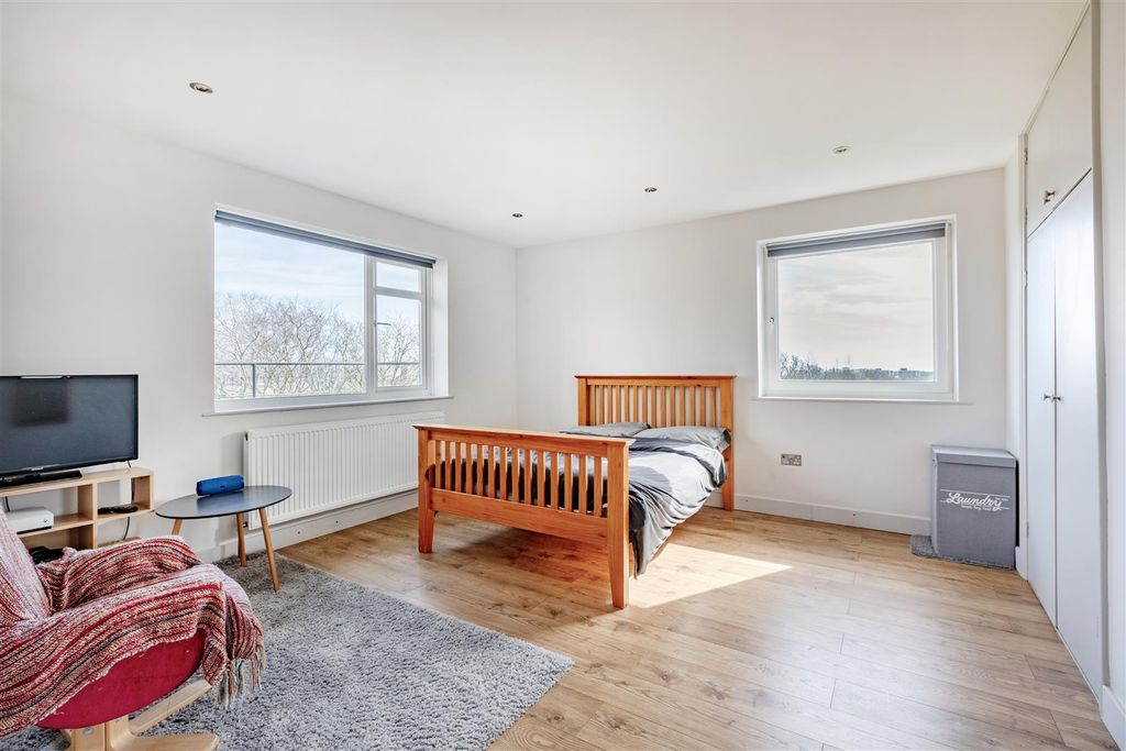 Property photo 3 of 10 Bedroom