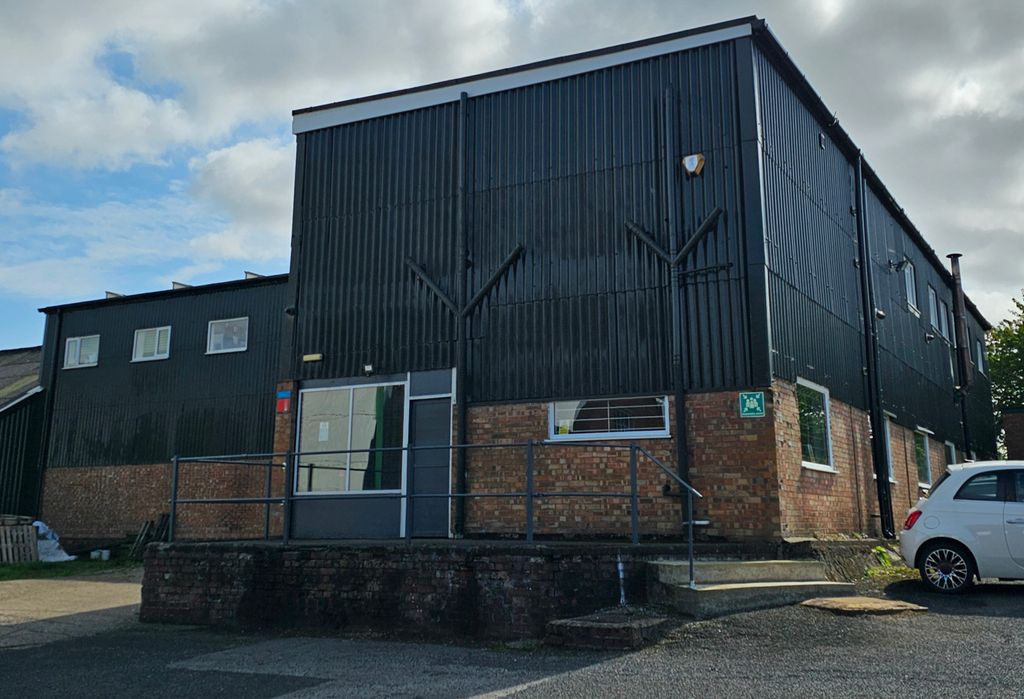 Property photo 2 of 15 Loading Area Warehouse #3 (Can Be Roller Shutter,