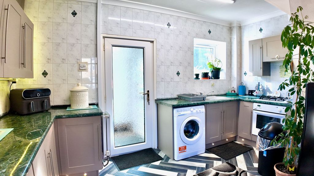 Property photo 3 of 32