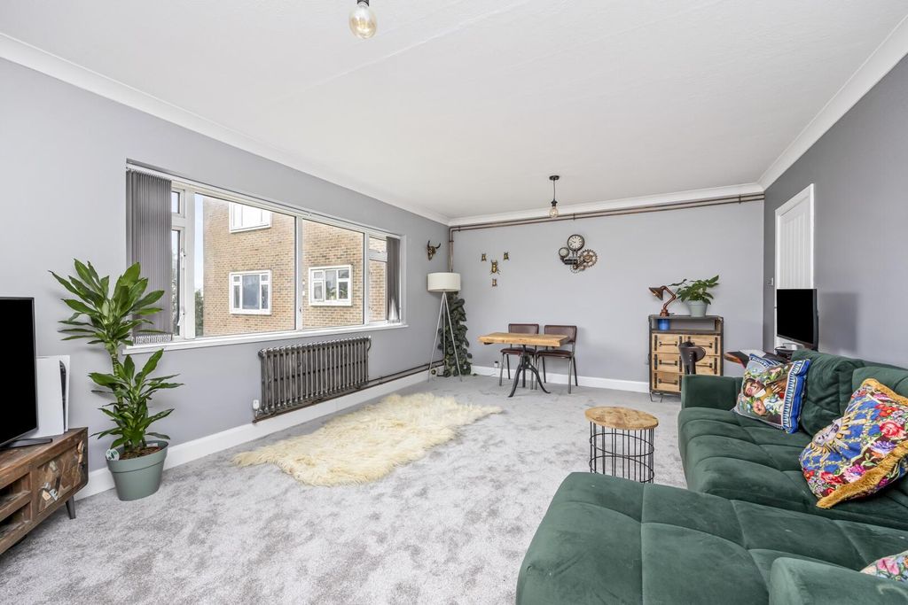 Property photo 2 of 11 Living Room