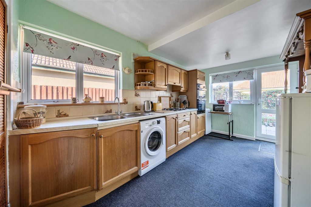 Property photo 3 of 12 Kitchen