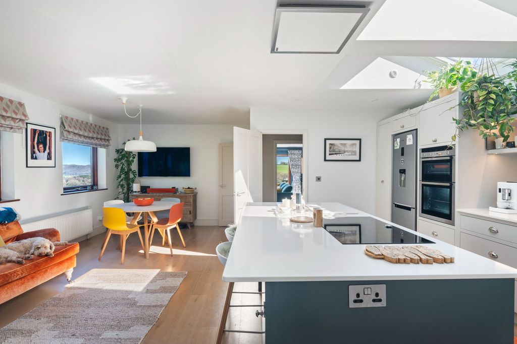 Property photo 2 of 21