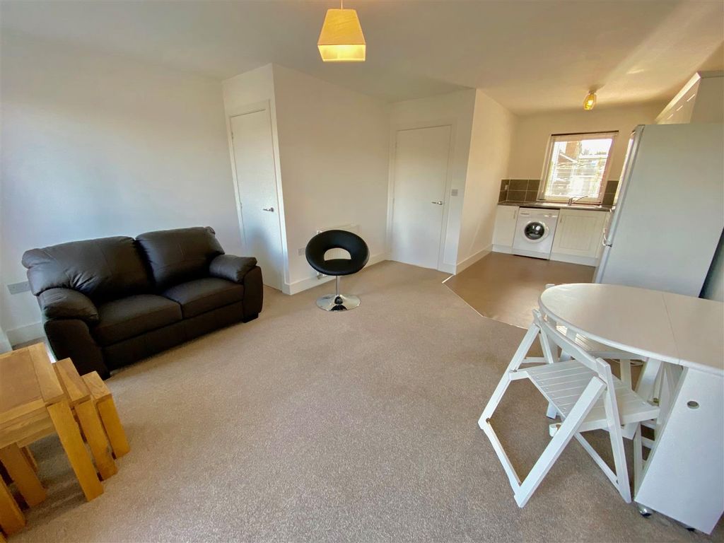 Property photo 3 of 13 Lounge 2