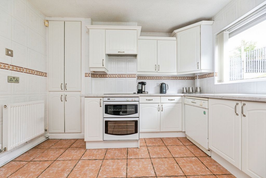 Property photo 2 of 18 Pbox-Kitchen-330846.Jpg