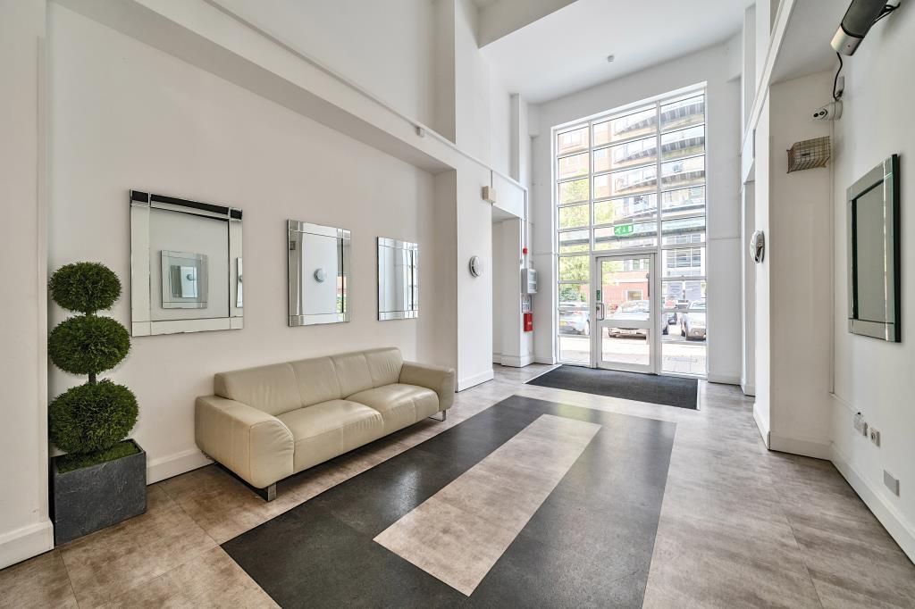 Property photo 3 of 17 Entrance Hall