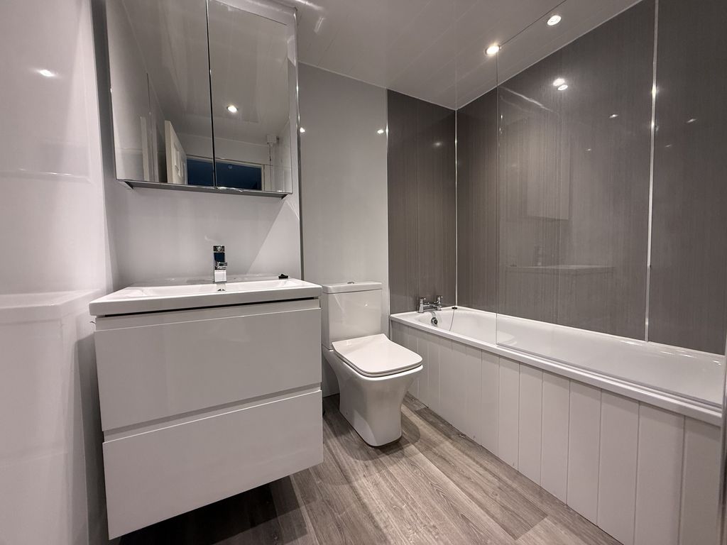 Property photo 2 of 8 Bathroom
