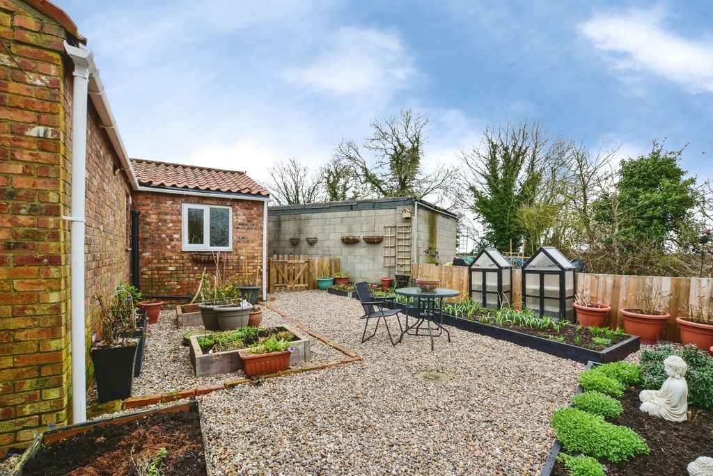 Property photo 3 of 24 Annexe Garden