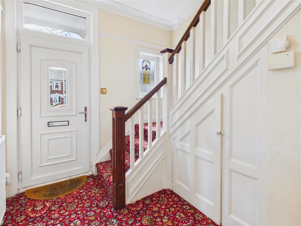 Property photo 2 of 18 Entrance Hallway