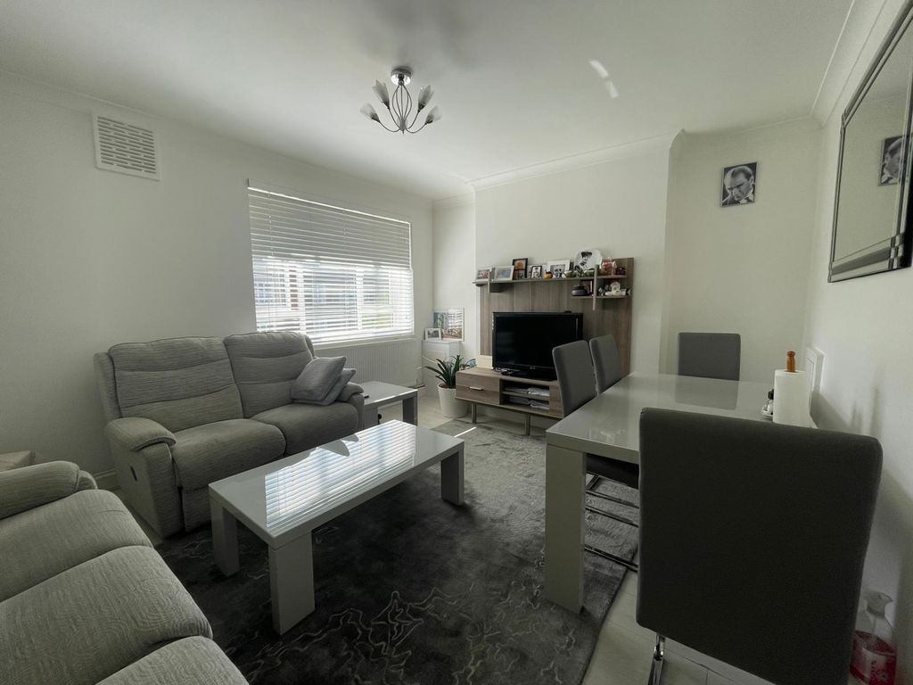 Property photo 1 of 11 Photo 6