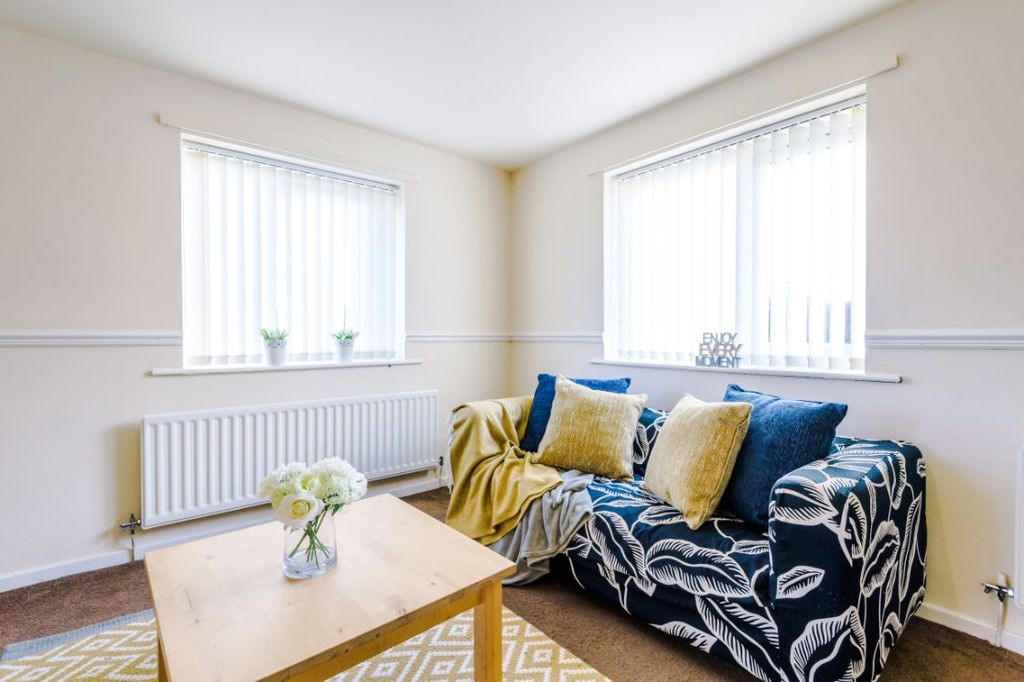 Property photo 1 of 11 16 Thomas Court Living Room 1