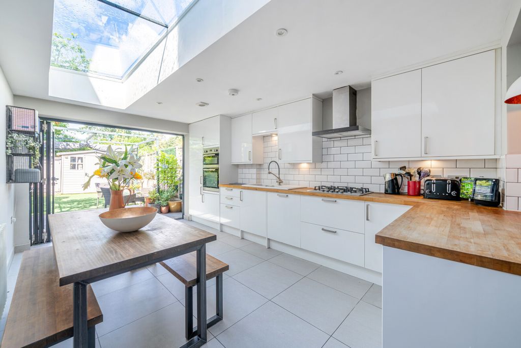 Property photo 3 of 14 1319580-11-686B99...