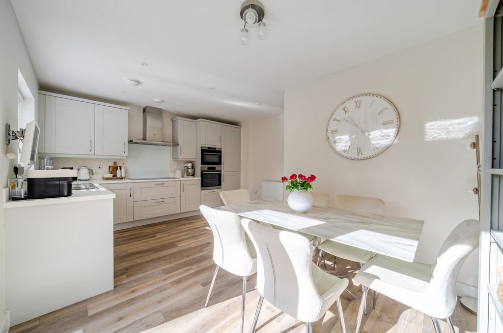 Property photo 2 of 11 1524695-23-6Abf84...