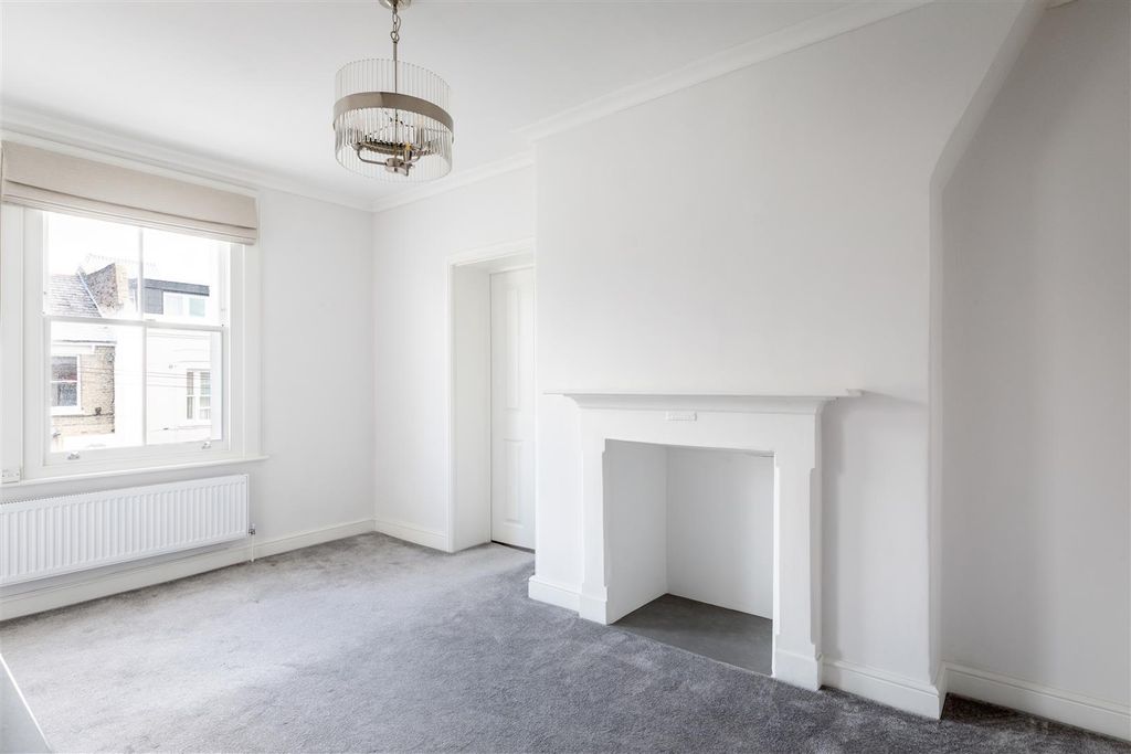 Property photo 3 of 8 Grosvenor Court-10.Jpg