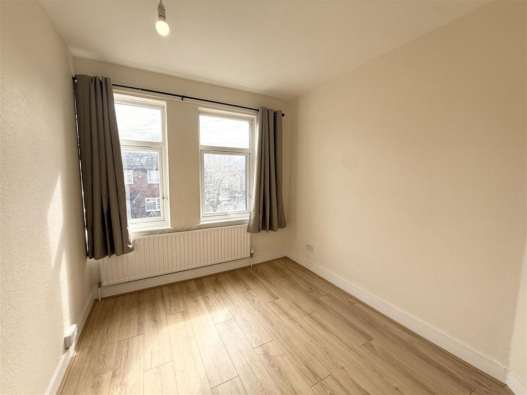 Property photo 1 of 9 Bed 3.Jpeg