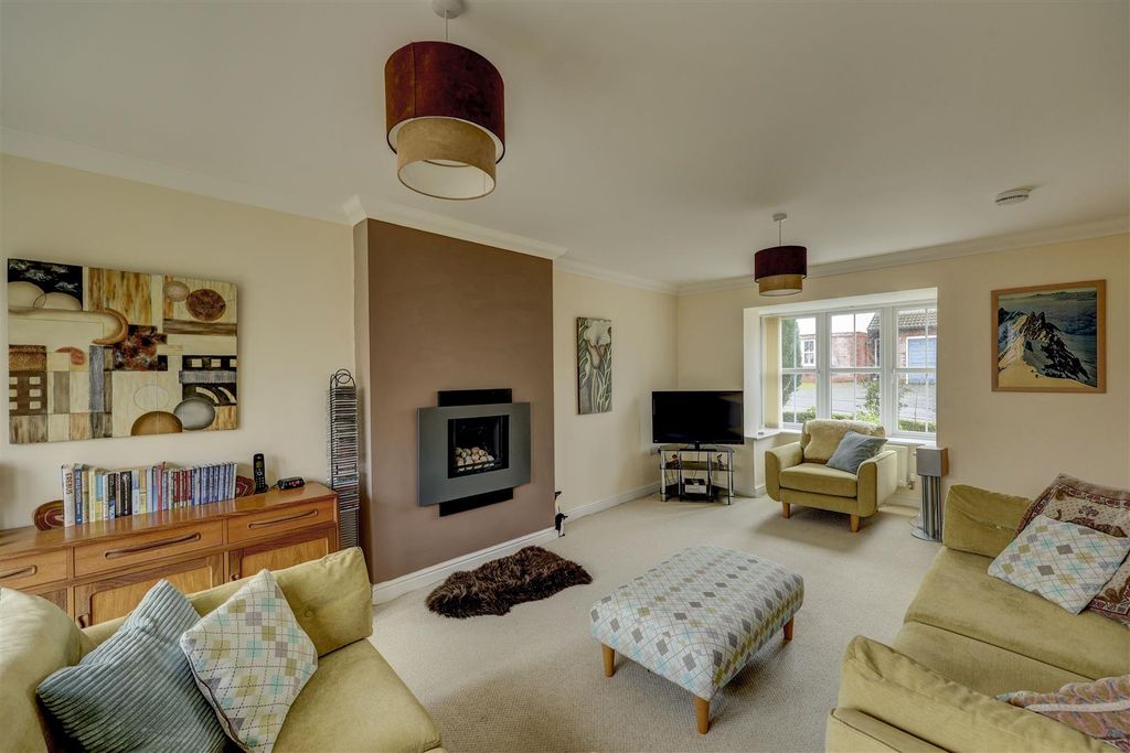 Property photo 2 of 20 Lounge