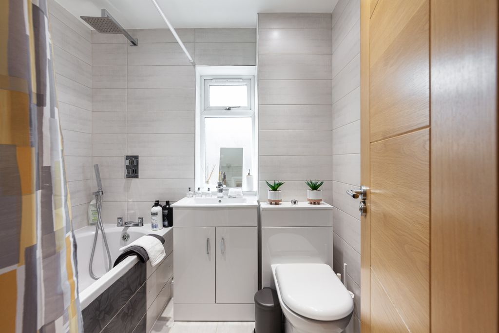 Property photo 2 of 32