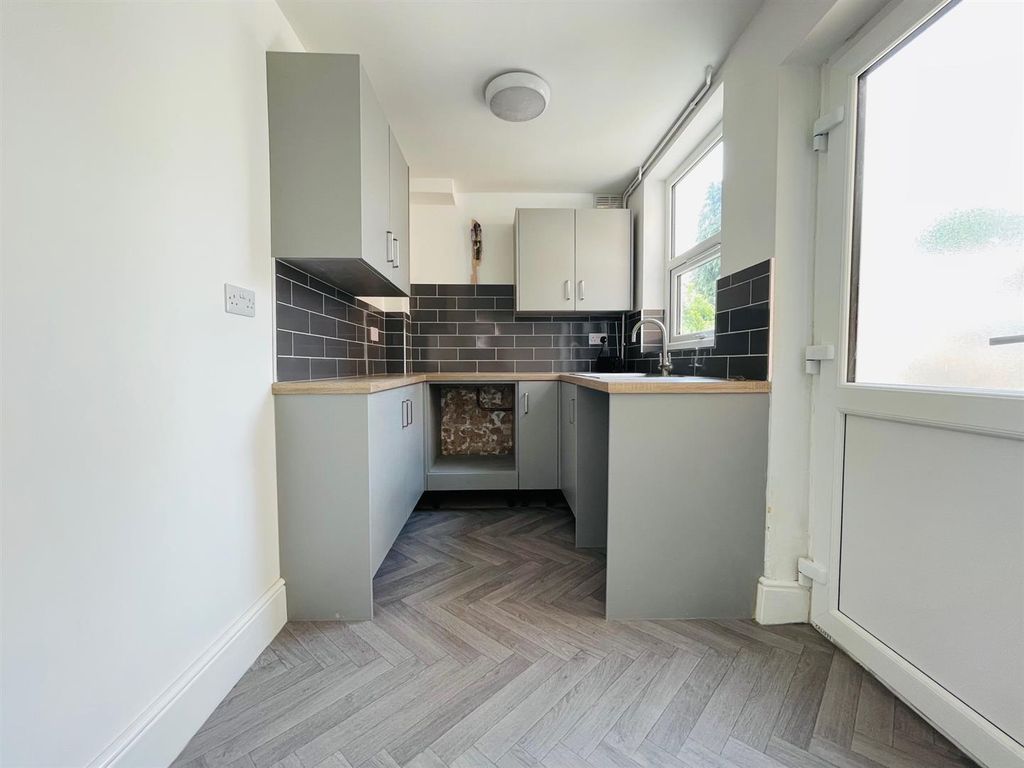 Property photo 2 of 9 Kitchen