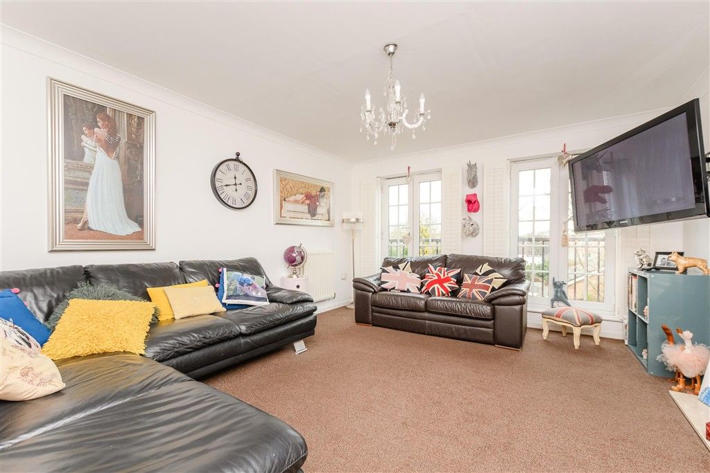 Property photo 3 of 11 Lounge