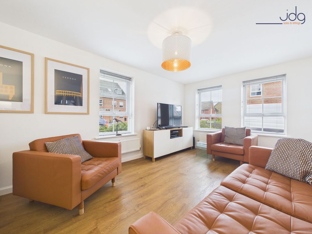 Property photo 2 of 16 Cosy Bright Lounge