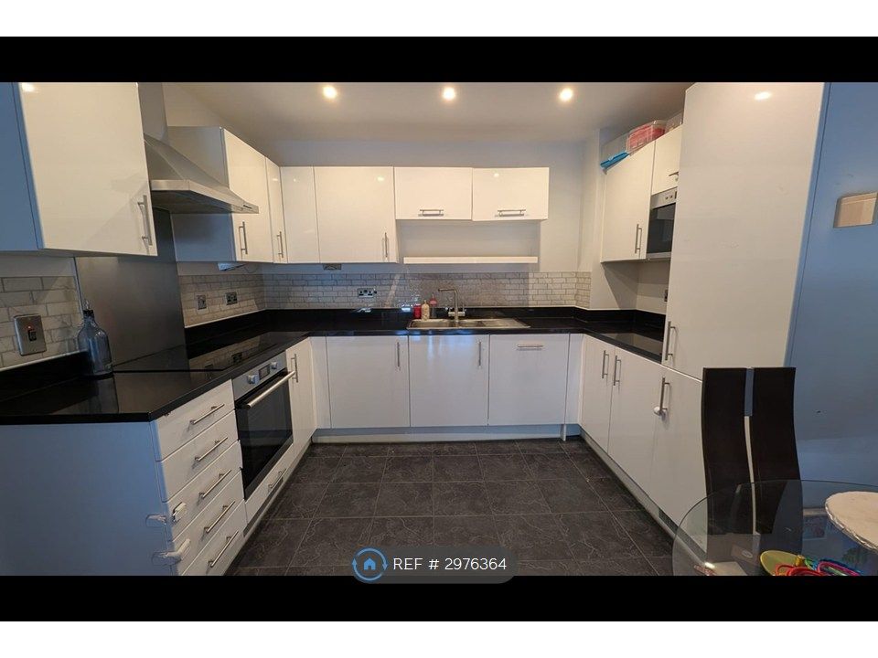 Property photo 2 of 6 Kitchen