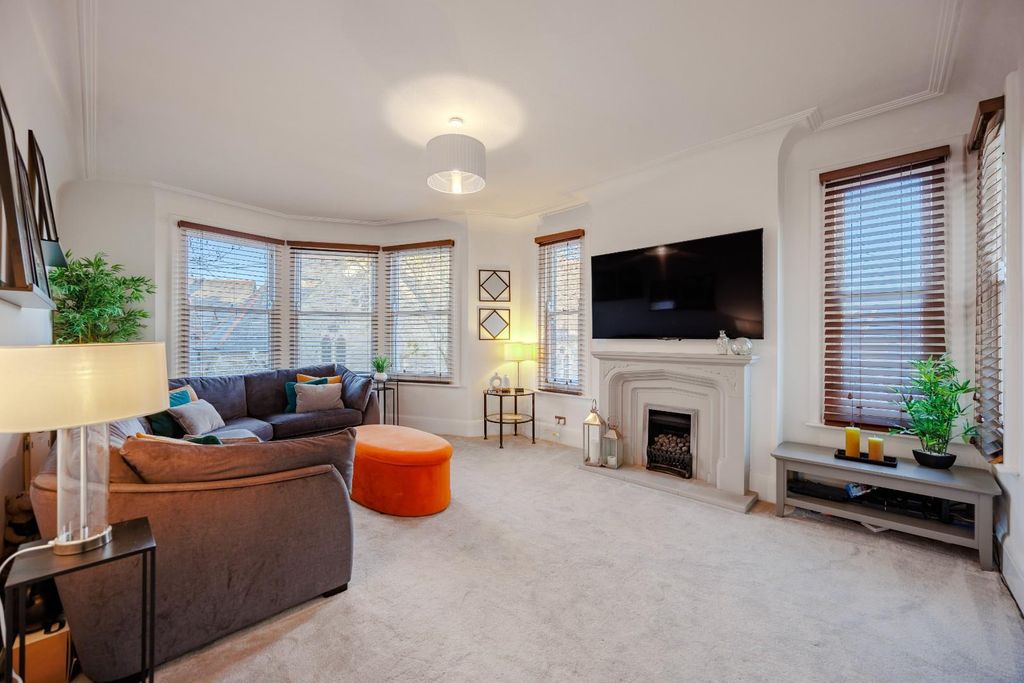 Property photo 1 of 20 Lounge