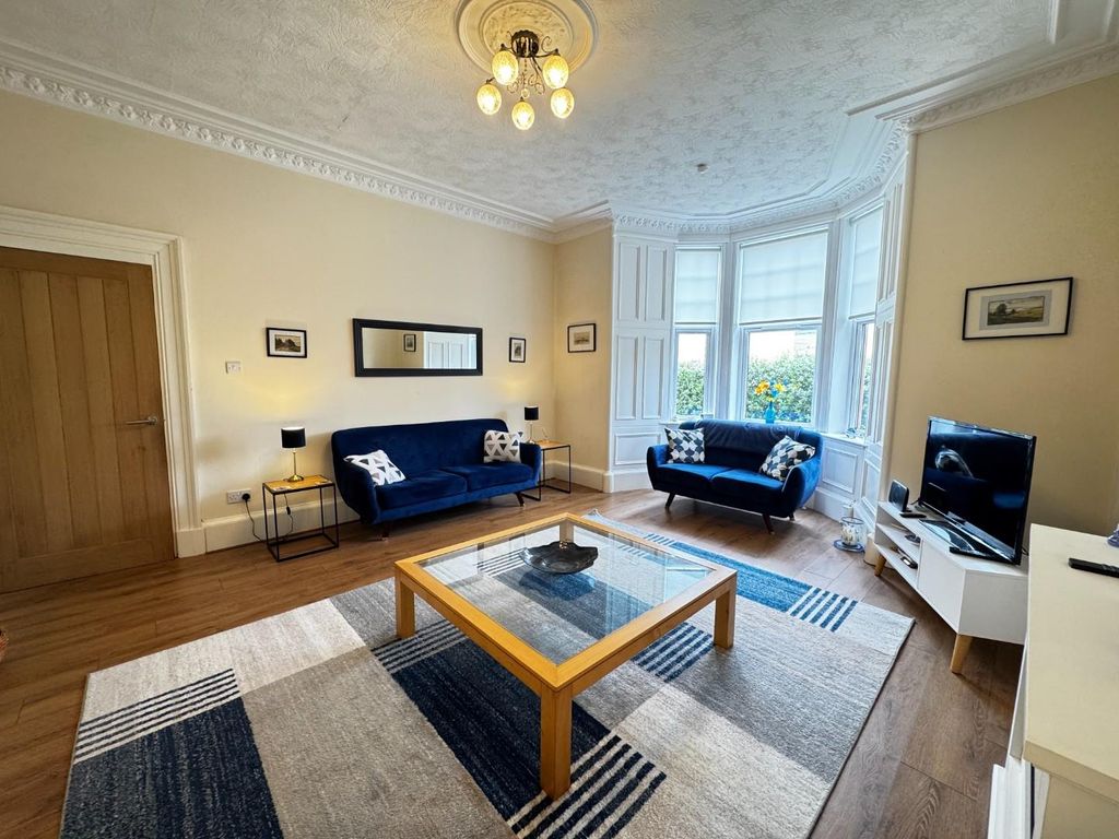 Property photo 3 of 33 Lounge